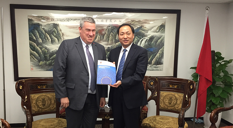 Vice President of European Chamber Presents Position Paper to Deputy Director General of Shanghai Commerce Commission